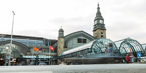 Blick auf den Hamburger Hauptbahnhof von der Kirchenallee aus